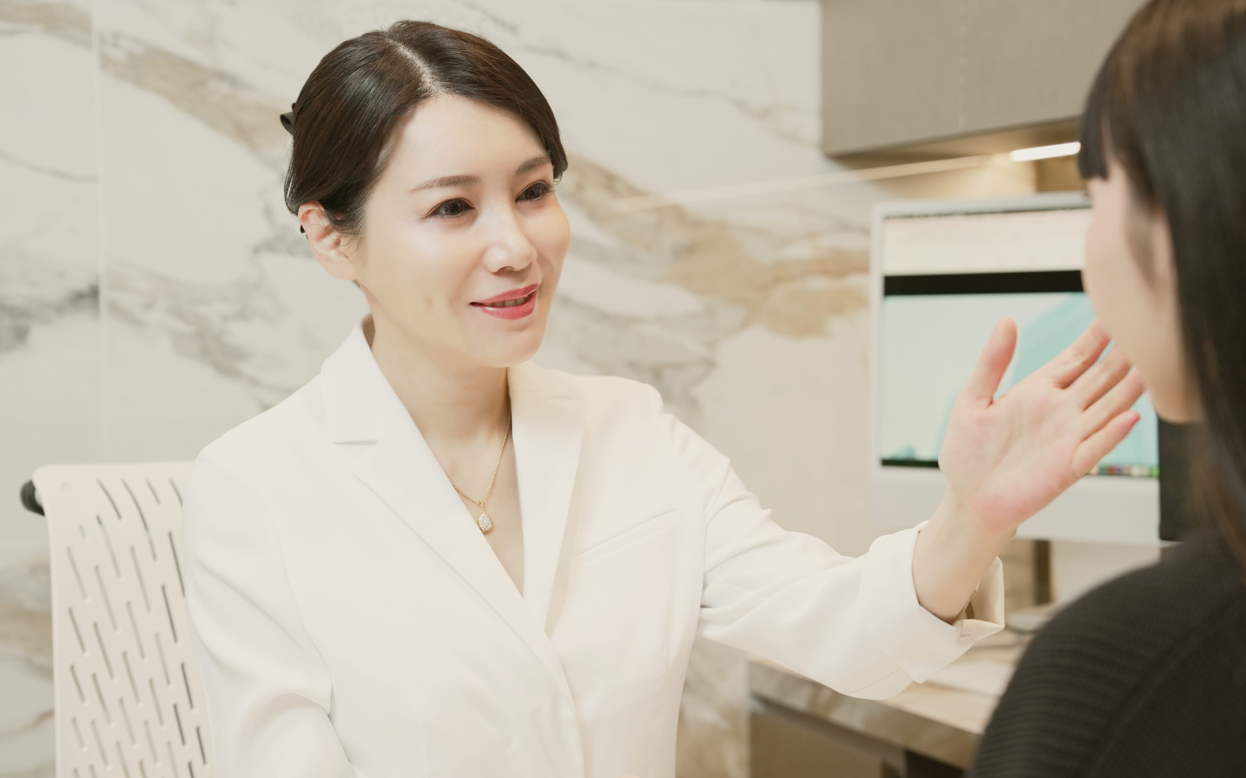 ルクスクリニックの奥村智子代表が患者に説明する様子