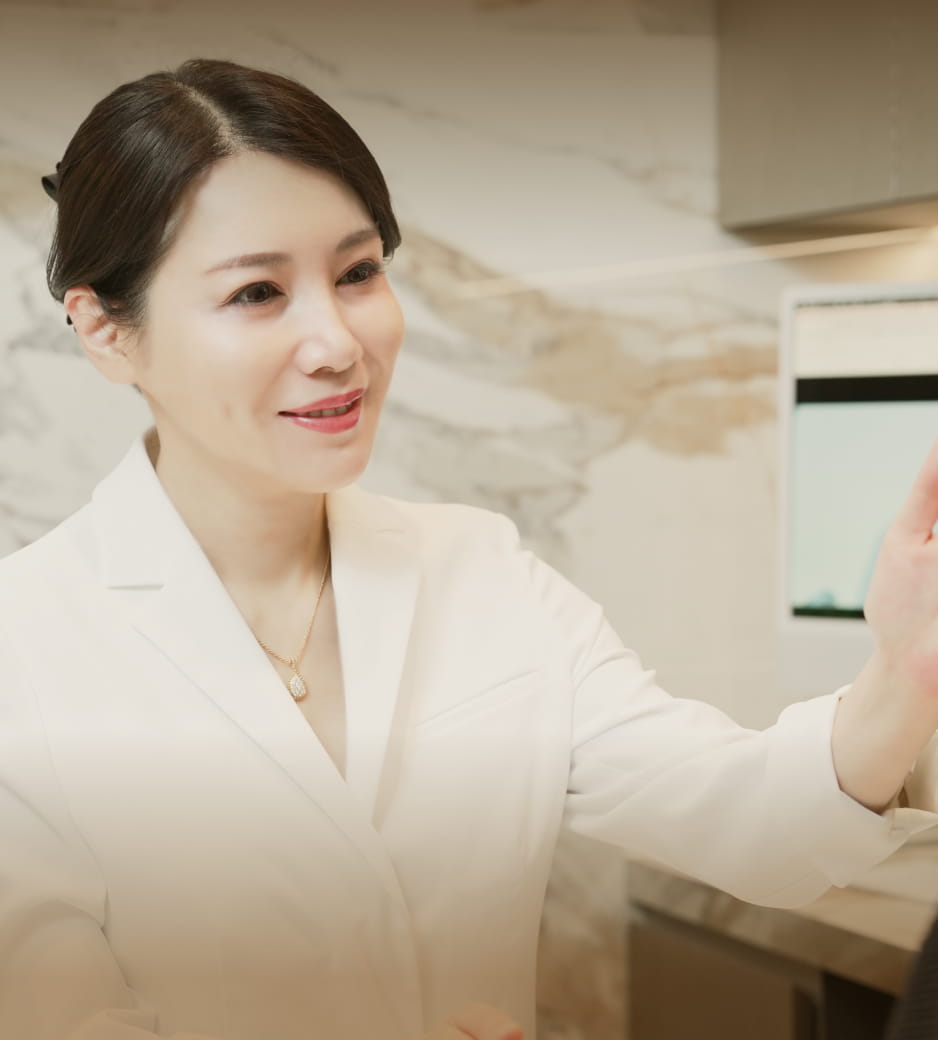 ルクスクリニックの奥村智子代表が患者に説明する様子