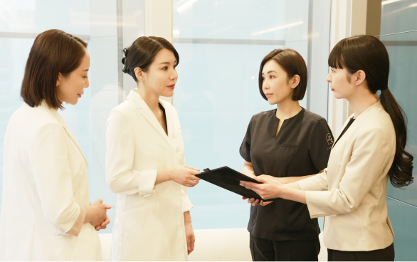ルクスクリニックのスタッフ4名が話し合っているシーン