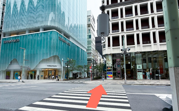 まず右手の横断歩道を渡る