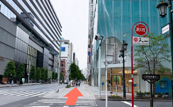 続いてティファニービル側へ横断歩道を渡る