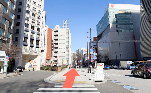 地上へ出て直進