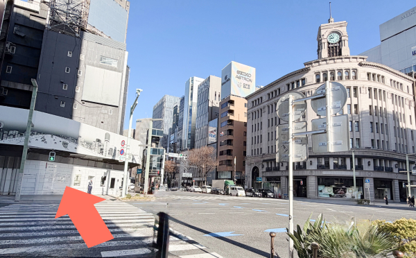 信号のある交差点まで進み、横断歩道を渡る