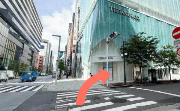 ティファニービル前の信号を渡り、みゆき通りを右折