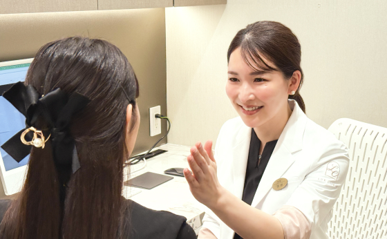 ルクスクリニックの濱田 裕子医師がアフターケアをする様子