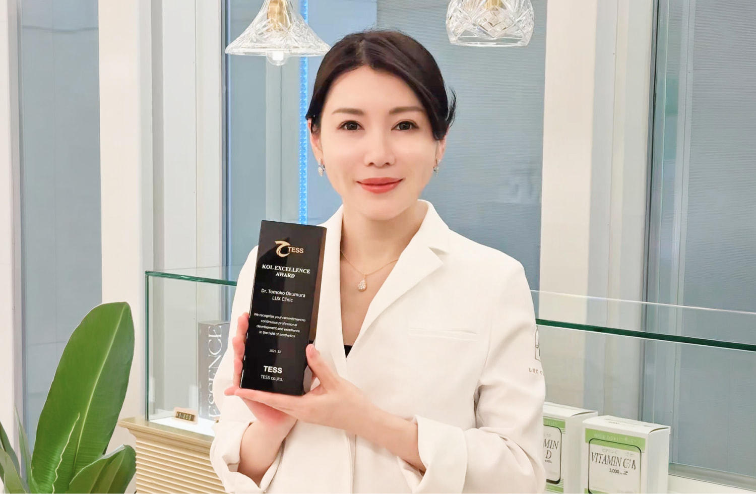 テスリフトのトレーナー認定トロフィーを持つ、代表の奥村智子医師