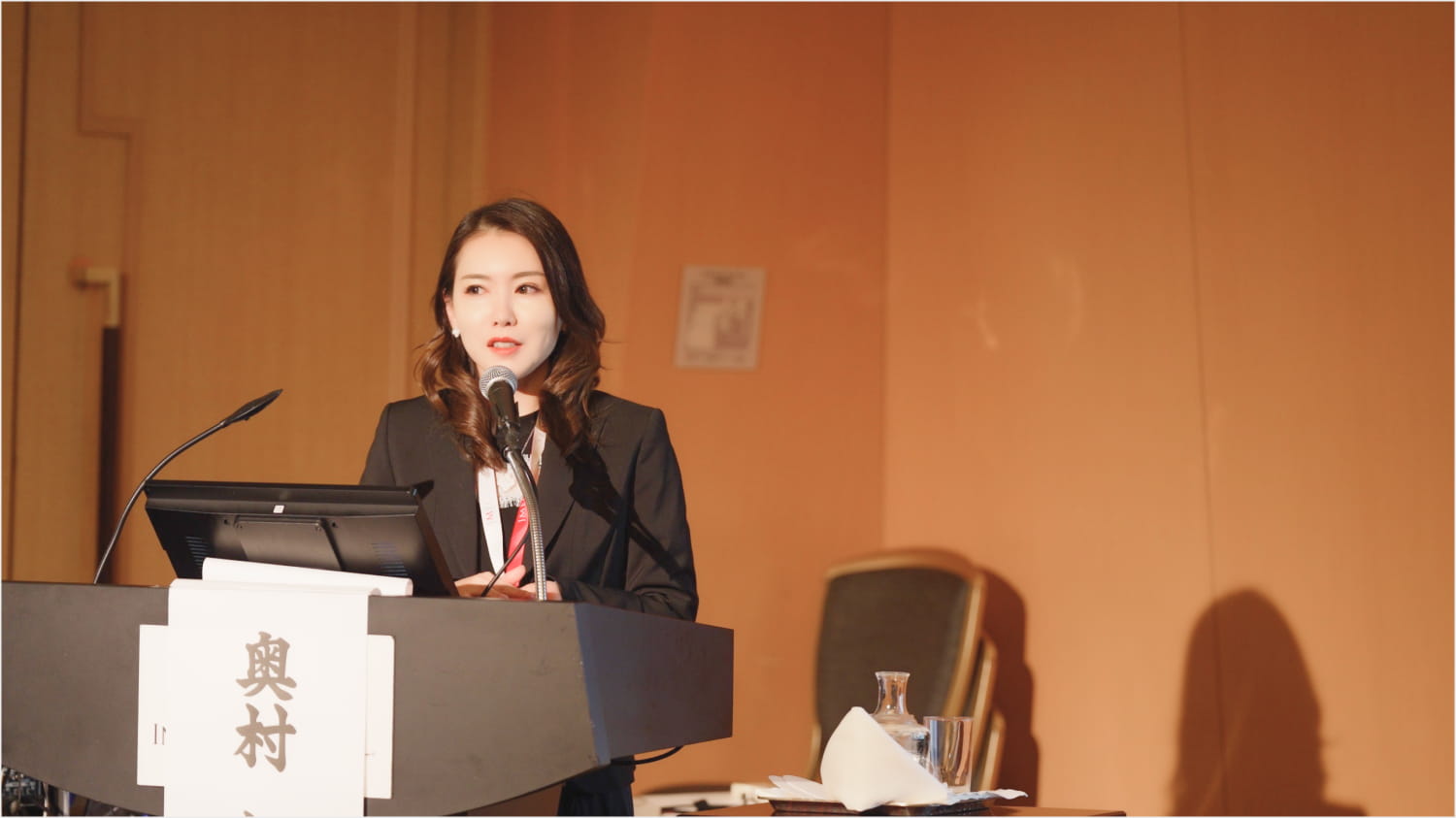 学会で登壇する、代表の奥村智子医師